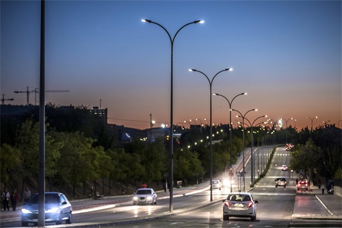 利用
来优化升级路灯管理系统，从而降低道路照明的能源耗损，同时也节约管理成本，
凸显重要优势。