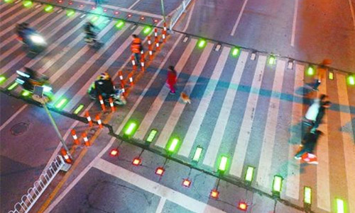 要实现传统照明路杆向智慧路灯杆升级，关键在于选择合适的
。智慧路灯杆可以实现包括智能交通斑马线联动、智慧停车运营管理、智慧灯杆充电等功能的升级。