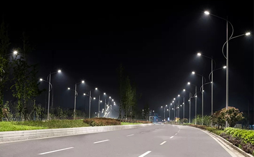 针对部分城市照明系统老旧、电力紧张等问题，现提出基于智慧路灯杆的智能照明综合方案，以实现对道路照明的集中管控、智能运维和高效节能等。