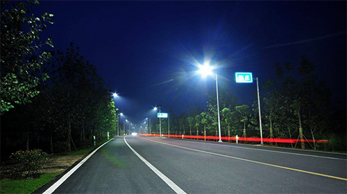 智慧路灯杆是物联网新基建的代表之一，面向道路照明的精准节能，可以开发“灯随车动”应用，实现智能化、自动化的照明调节。