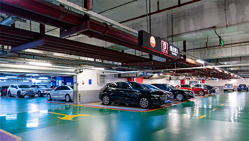 针对地下停车场的照明管理，可以采用基于佰马边缘智能网关的停车场智能灯控方案，实现动态照明调节、策略照明调节，节约整体能耗，并保障照明体验。